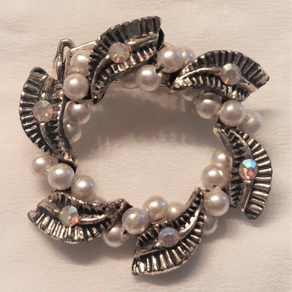 Vintage Wreath Brooch w/ Intertwined faux pearls and Iridescent stones-Very Good - Picture 2 of 7